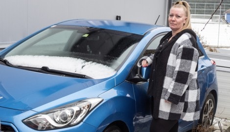 Manuela Wehofer vor ihrem kaputten Wagen.