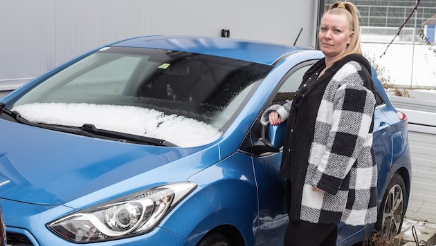 Manuela Wehofer vor ihrem kaputten Wagen.