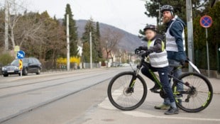 Jörg Ofner beim Radfahrtraining mit einem Schüler. 