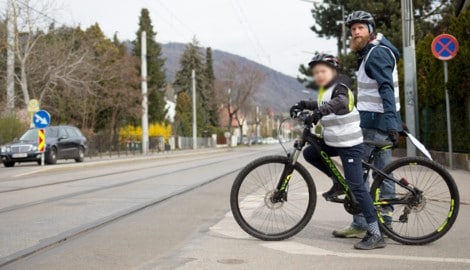 Jörg Ofner beim Radfahrtraining mit einem Schüler. 