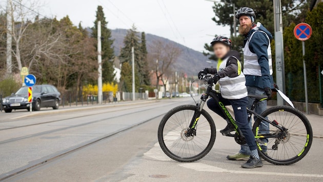 Jörg Ofner beim Radfahrtraining mit einem Schüler.