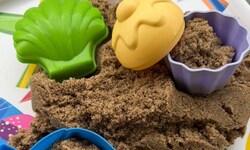 Zum Teil ist der Sand auch bunt und zum Basteln gedacht. 