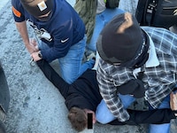 Zahlreiche Mobiltelefone wurden nach der Festnahme eines Abholers sichergestellt.