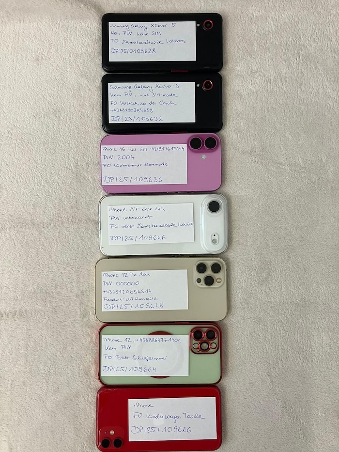 Zahlreiche Mobiltelefone wurden nach der Festnahme eines Abholers sichergestellt.