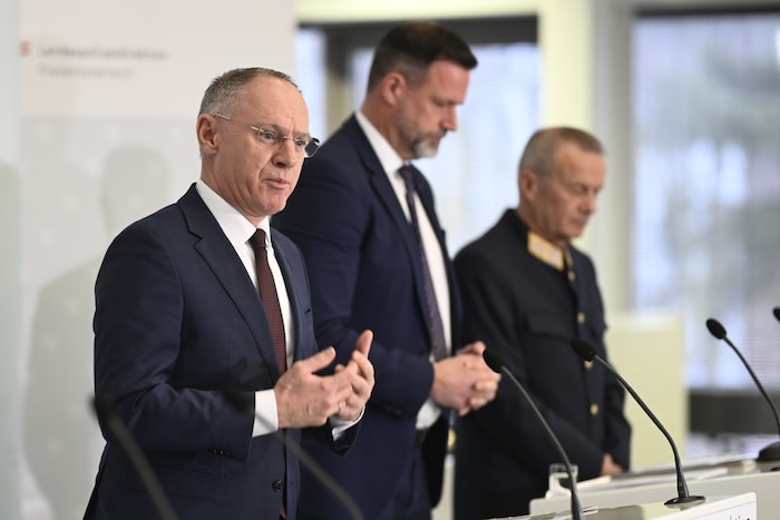 Innenminister Karner und Andreas Holzer, Direktor des Bundeskriminalamtes (Mitte), mit ...