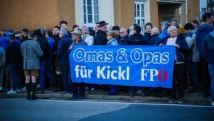 Schon lange vor dem offiziellen Einlass versammeln sich viele FPÖ-Anhänger vor der ...