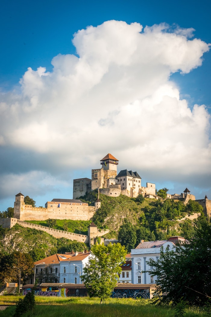 Majestätisch wacht die Burg über der westslowakischen Stadt.