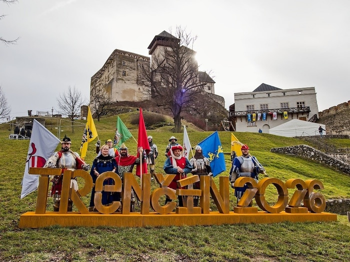 Ritteraufmarsch beim offiziellen Eröffnungsakt auf der Burg von Trenčín.