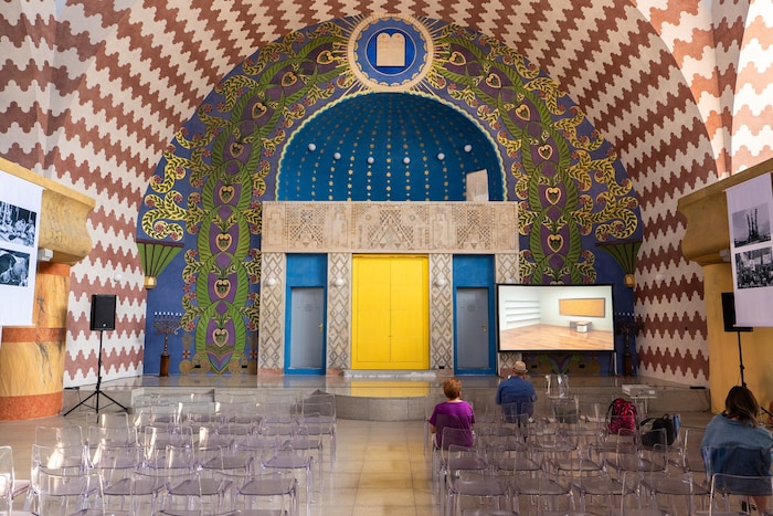 Die Bemalung im Innere der als Pferdestall und Textillager missbrauchten Synagoge wurde wieder ...