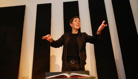 Dirigentin Blumenthal bei der Probe