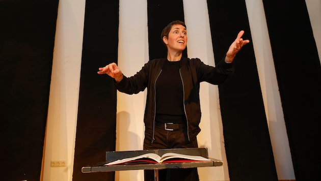 Dirigentin Blumenthal bei der Probe
