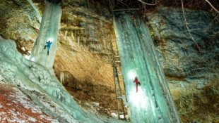 Der etwa 30 Meter hohe Turm aus Eis fasziniert.