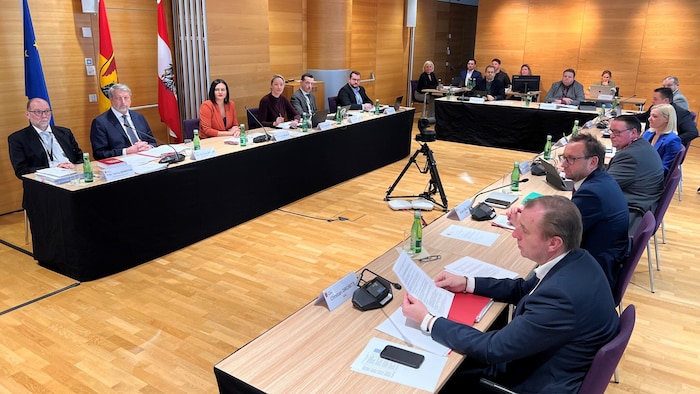 SPÖ, FPÖ, ÖVP und die Grünen im U-Ausschuss auf der Suche nach Antworten. Heute geht es ab 10 ...