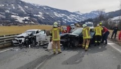 Beide Autos wurden schwer beschädigt.