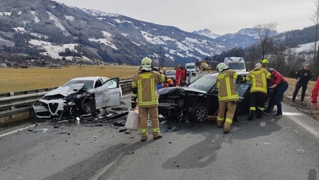 Beide Autos wurden schwer beschädigt.