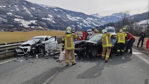 Beide Autos wurden schwer beschädigt.