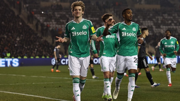 Anthony Gordon (links) erzielte einen Viererpack in der ersten Halbzeit.