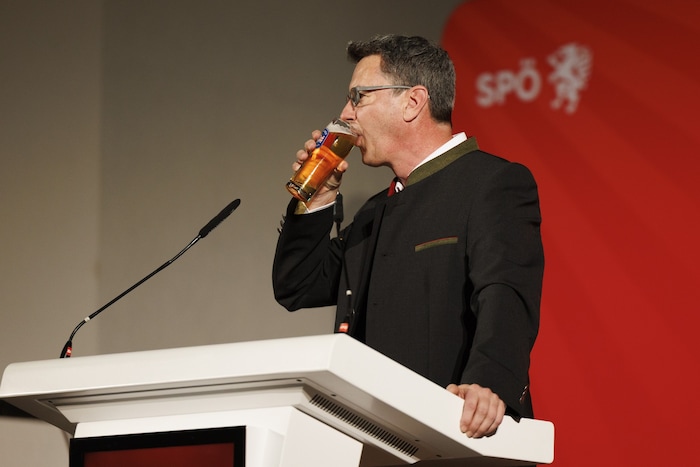 Daniel Fellner prostete mit dem Publikum an.