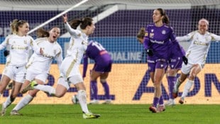 Jubelnde Sparta-Spielerinnen, Leere aufseiten der Violetten