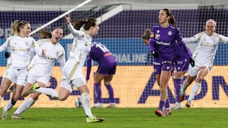 Jubelnde Sparta-Spielerinnen, Leere aufseiten der Violetten