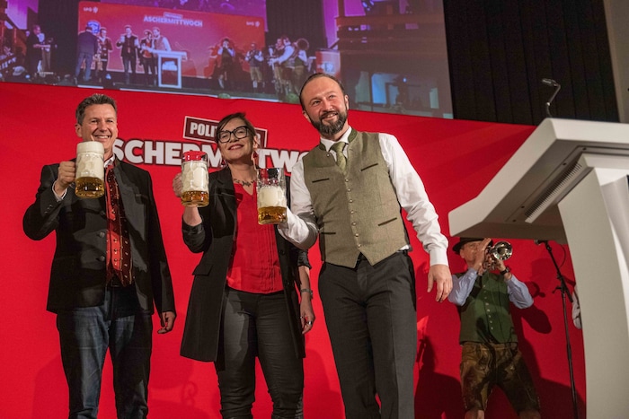 Carinthia's soon-to-be governor Fellner (left) clearly felt at home with Max Lercher (right) in ...