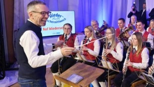 Der blaue „Dirigent“: FPÖ-Herbert Kickl holte beim traditionellen Aschermittwoch seiner Partei ...