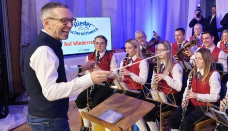 Der blaue „Dirigent“: FPÖ-Herbert Kickl holte beim traditionellen Aschermittwoch seiner Partei ...