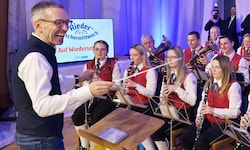 Der blaue „Dirigent“: FPÖ-Herbert Kickl holte beim traditionellen Aschermittwoch seiner Partei ...