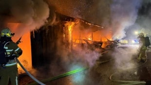 Mehrere Fahrzeuge fielen den Flammen zum Opfer.