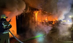 Mehrere Fahrzeuge fielen den Flammen zum Opfer.