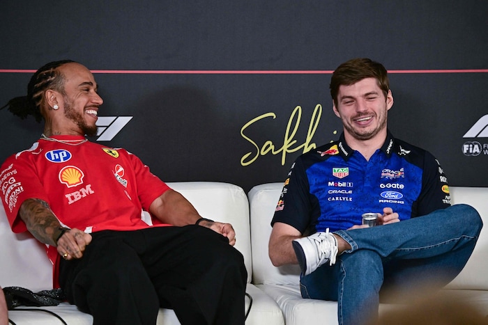 Lewis Hamilton und Max Verstappen entspannt in Bahrain.