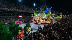 Beim legendären Karneval in Rio sind nicht nur Feierwütige unterwegs ... auch Handydiebe haben ...