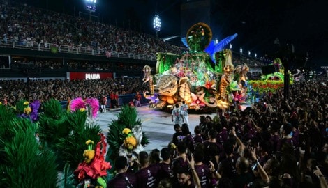 Beim legendären Karneval in Rio sind nicht nur Feierwütige unterwegs ... auch Handydiebe haben ...