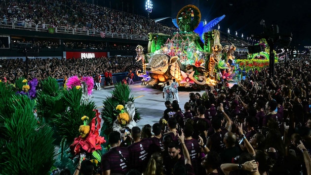 Beim legendären Karneval in Rio sind nicht nur Feierwütige unterwegs ... auch Handydiebe haben ...