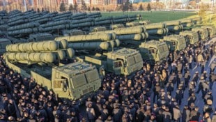 In einer Zeremonie wurden die neuen Raketenwerfer in Pjöngjang enthüllt.