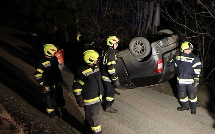 Die Feuerwehr barg das Unfallauto.