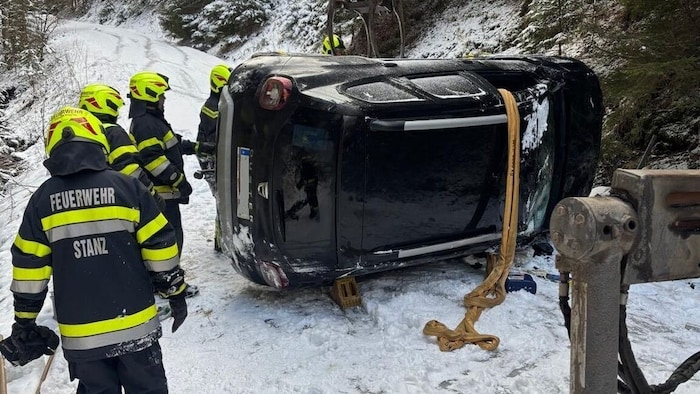 Im Mürztal führte eine eisige Straße zu einer Fahrzeugbergung