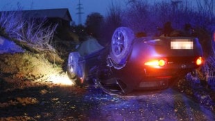 Der Wagen kam am Dach zum Liegen.