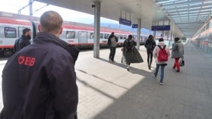 Zugbegleiter werden immer wieder beschimpft und attackiert. (Symbolbild)