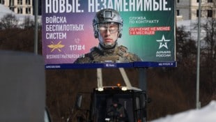 Eines von zahlreichen Plakaten in Moskau. Gesucht werden spezialisierte, „unersetzliche“ ...