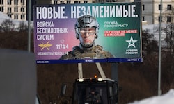 Eines von zahlreichen Plakaten in Moskau. Gesucht werden spezialisierte, „unersetzliche“ ...