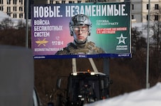 Eines von zahlreichen Plakaten in Moskau. Gesucht werden spezialisierte, „unersetzliche“ ...