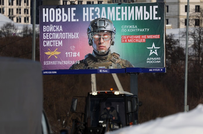 Eines von zahlreichen Plakaten in Moskau. Gesucht werden spezialisierte, „unersetzliche“ ...