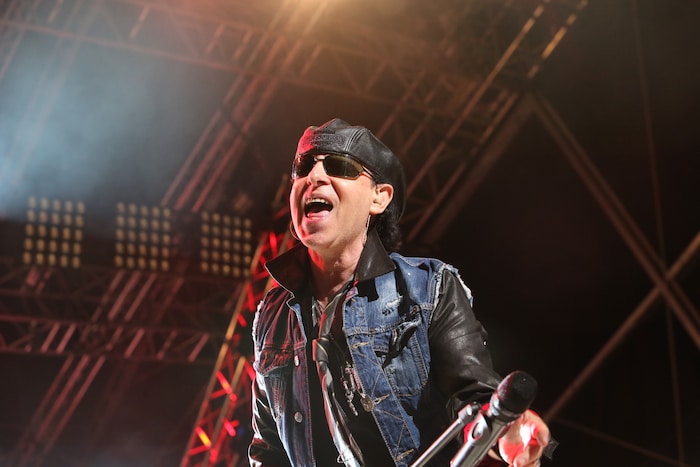 Klaus Meine von den Scorpions schaut als „Special Guest“ bei „Sing meinen Song“ vorbei.