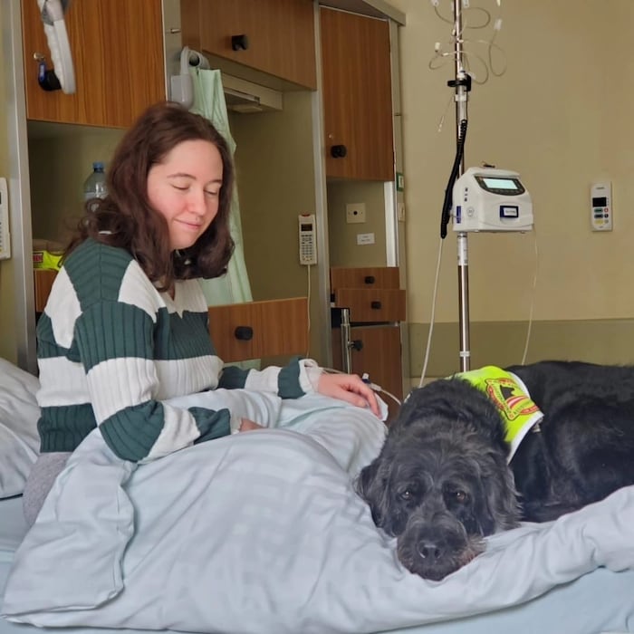 Zeit im Spital gehört zum Alltag der 28-Jährigen dazu. Immer dabei: ihr treuer vierbeiniger ...
