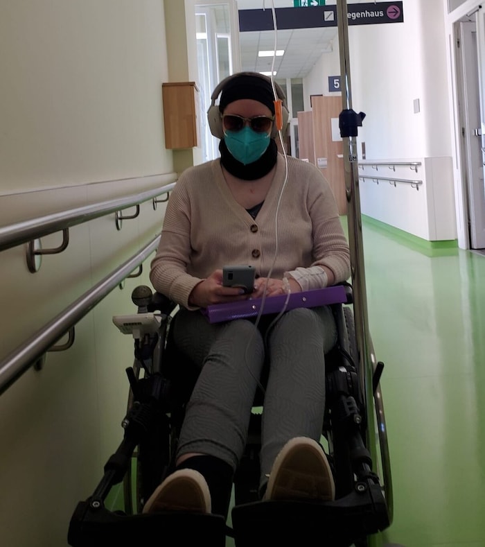 Lisa sitzt überwiegend im Rollstuhl.