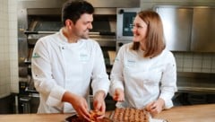 Julia und Mathias Baumgartner verwandeln Mehlspeisen-Klassiker in lange haltbare Pralinen.