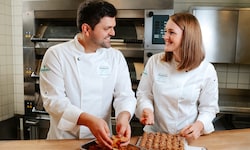 Julia und Mathias Baumgartner verwandeln Mehlspeisen-Klassiker in lange haltbare Pralinen.