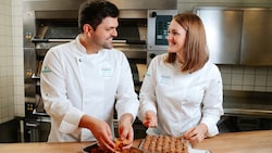 Julia und Mathias Baumgartner verwandeln Mehlspeisen-Klassiker in lange haltbare Pralinen.