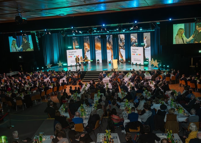 Gut 800 Parteianhänger und Fans kamen in die Klagenfurter Messehalle, um Gruber, Weber und ...